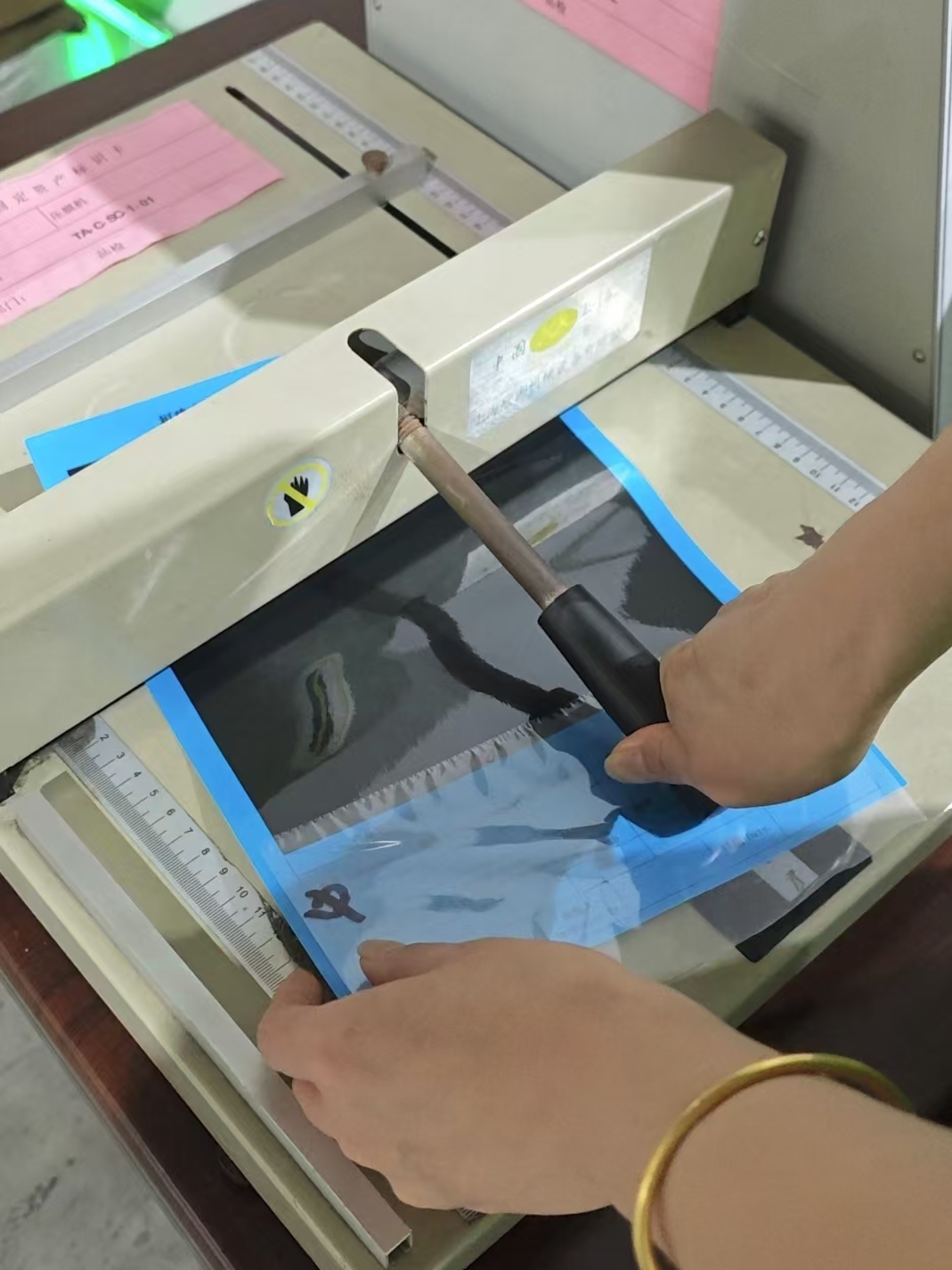 Proses inspeksi film laminasi termal adalah cara penting untuk memastikan jaminan kualitas dan stabilitas.